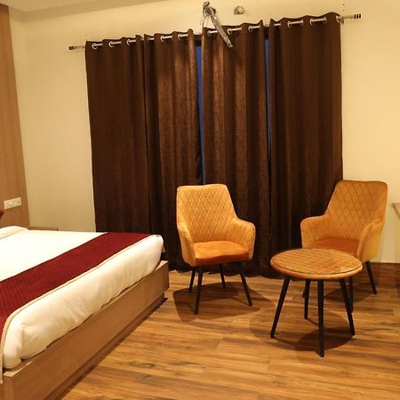 Hotel Crown Savoy, Near Railway Station & Guru Nanak Dev University Amritsar Esterno foto