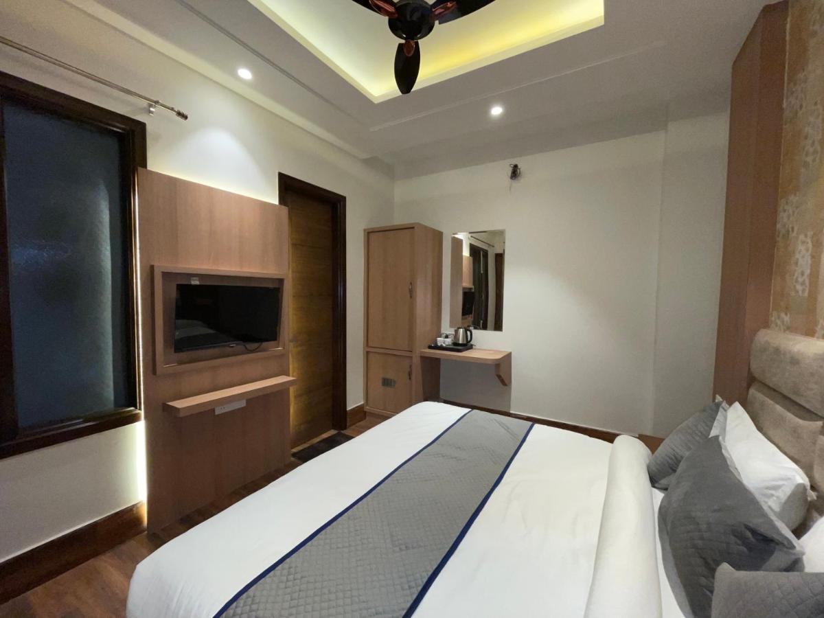 Hotel Crown Savoy, Near Railway Station & Guru Nanak Dev University Amritsar Esterno foto