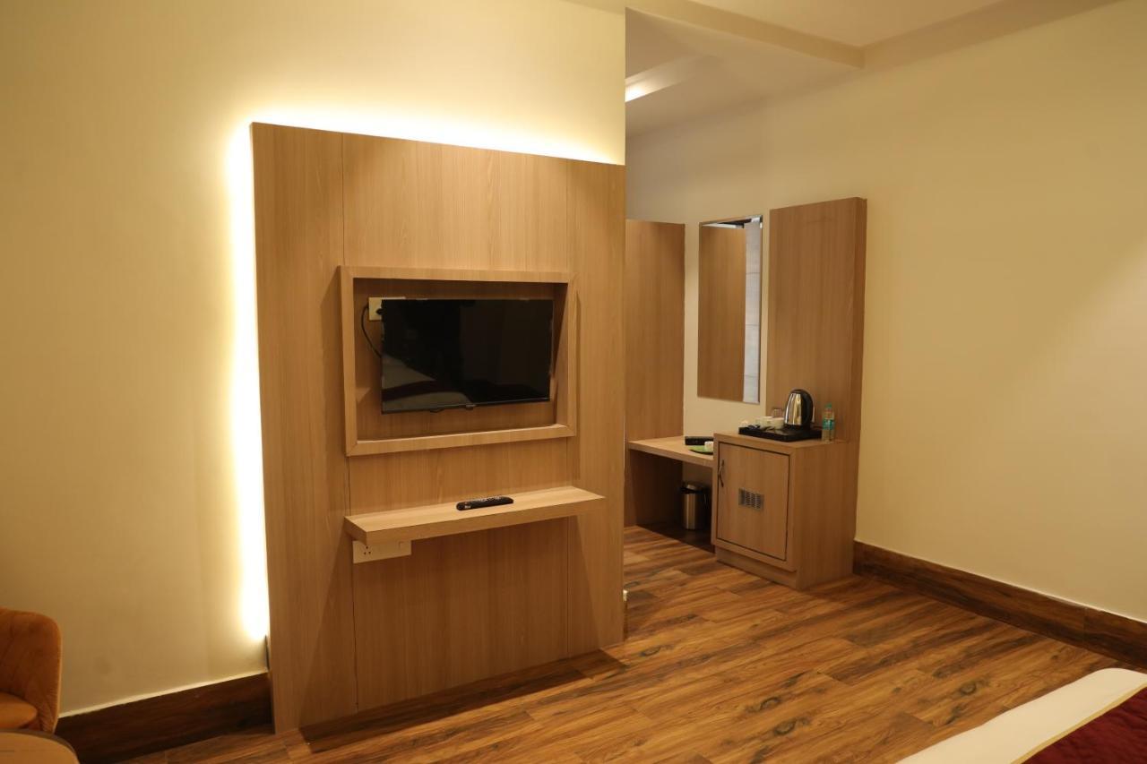 Hotel Crown Savoy, Near Railway Station & Guru Nanak Dev University Amritsar Esterno foto