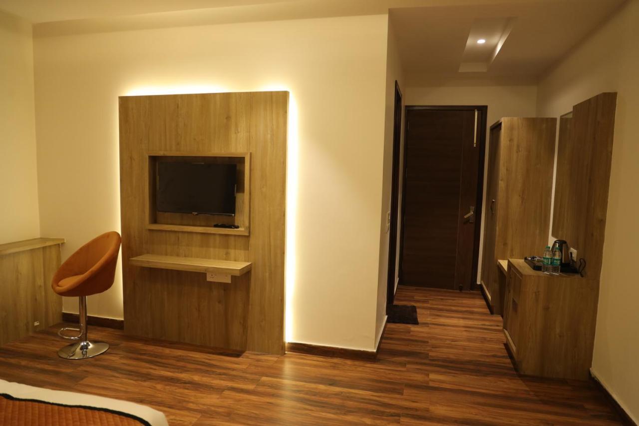 Hotel Crown Savoy, Near Railway Station & Guru Nanak Dev University Amritsar Esterno foto