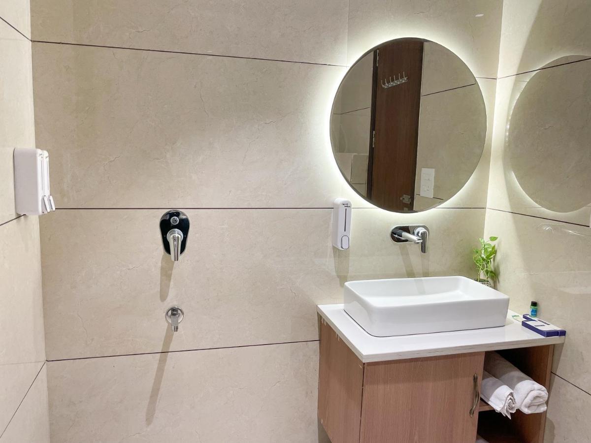 Hotel Crown Savoy, Near Railway Station & Guru Nanak Dev University Amritsar Esterno foto