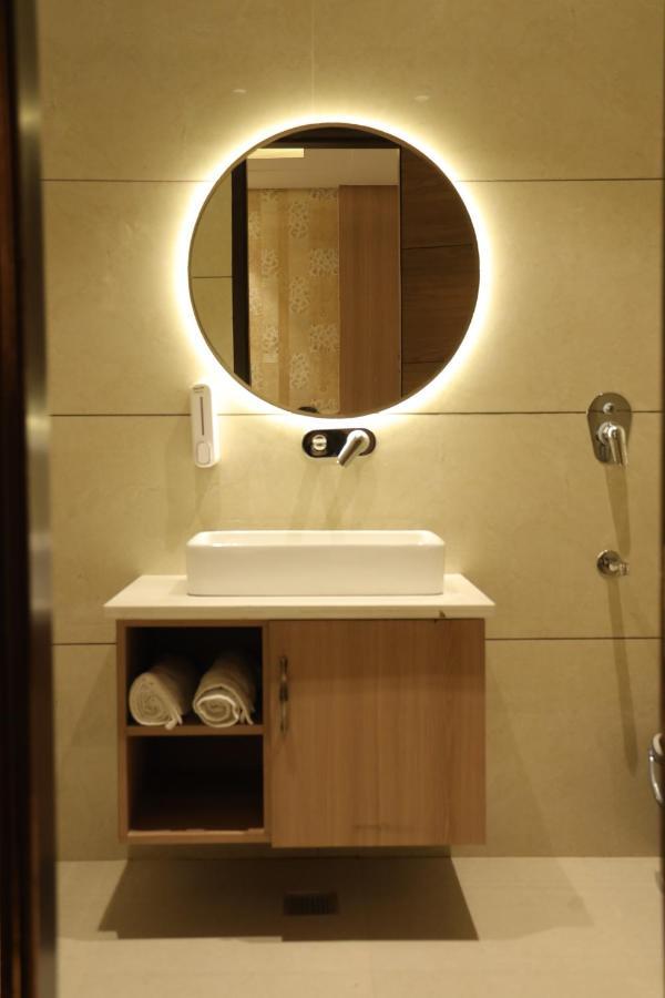 Hotel Crown Savoy, Near Railway Station & Guru Nanak Dev University Amritsar Esterno foto