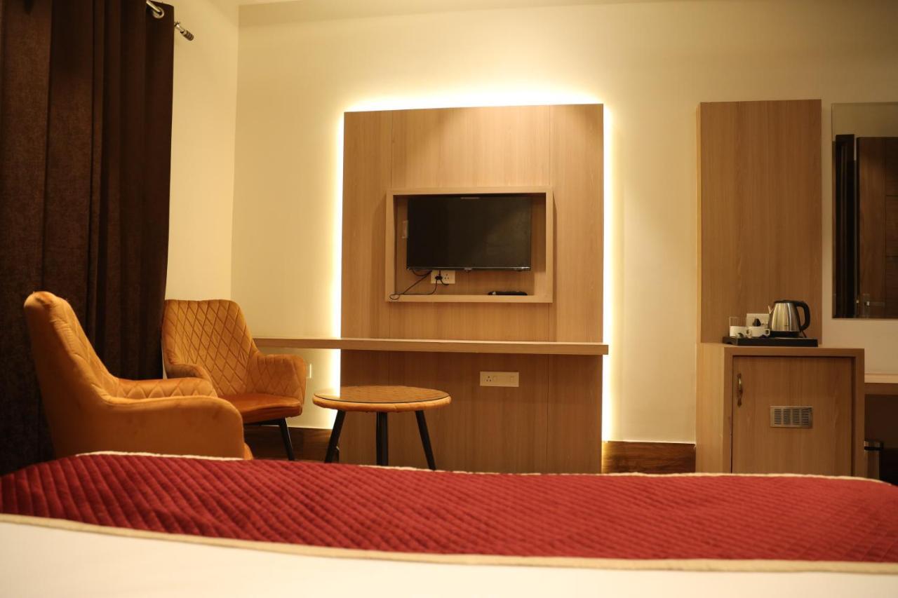 Hotel Crown Savoy, Near Railway Station & Guru Nanak Dev University Amritsar Esterno foto