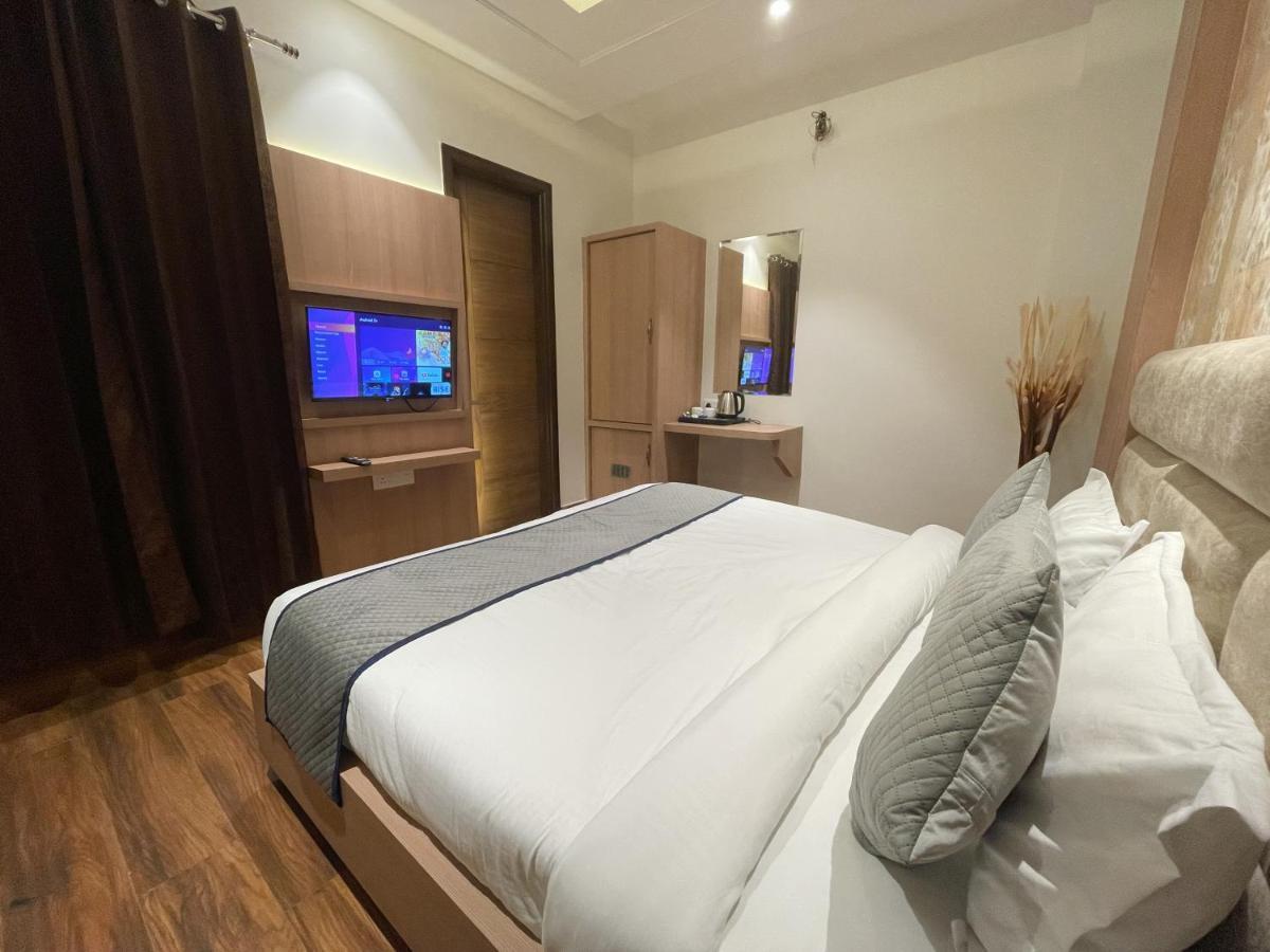 Hotel Crown Savoy, Near Railway Station & Guru Nanak Dev University Amritsar Esterno foto