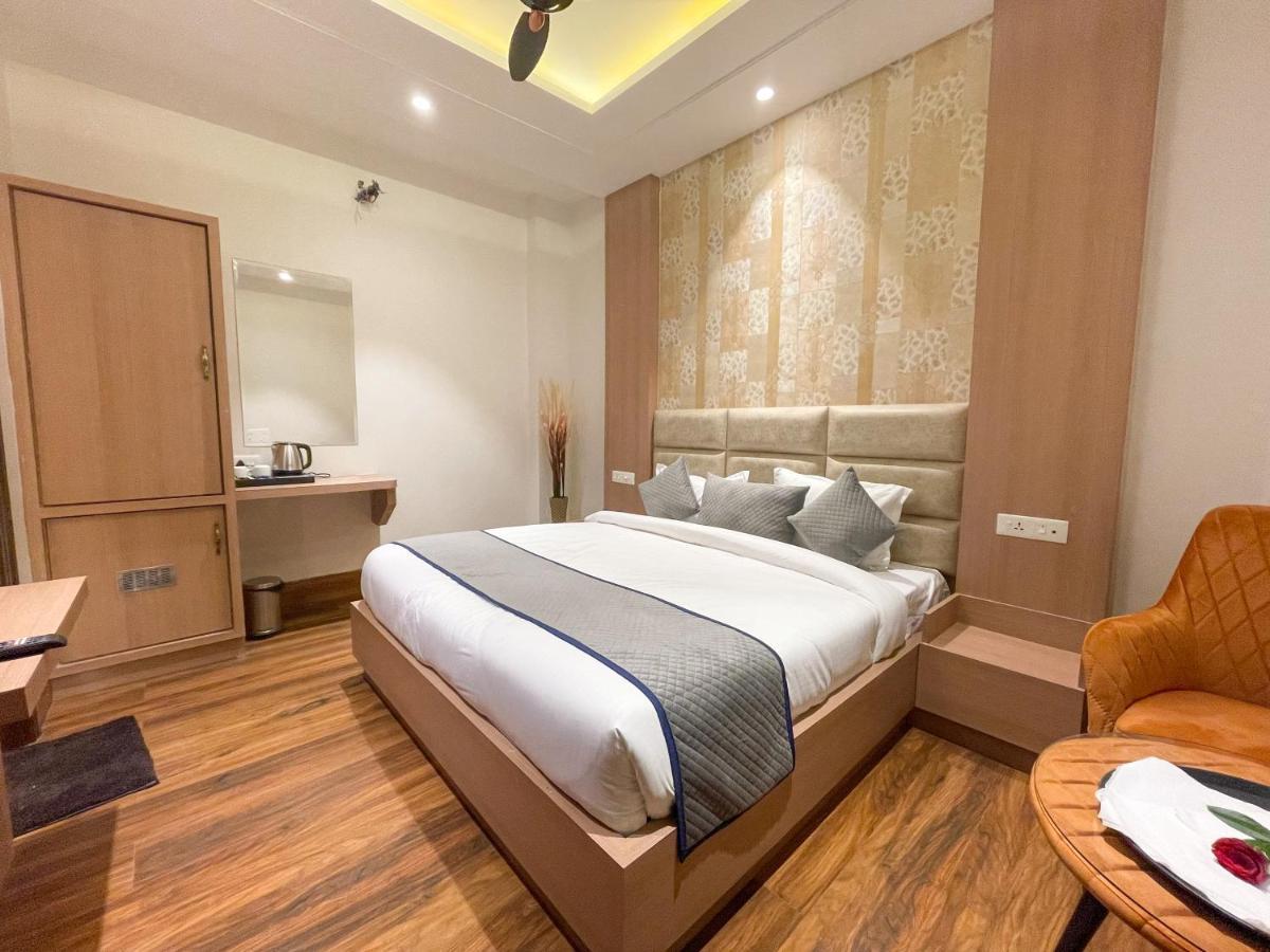 Hotel Crown Savoy, Near Railway Station & Guru Nanak Dev University Amritsar Esterno foto