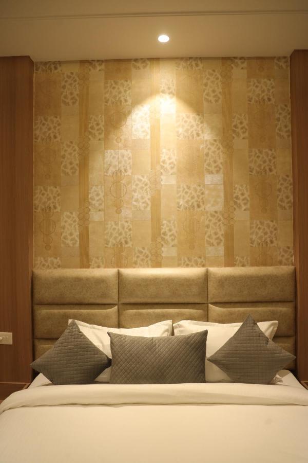 Hotel Crown Savoy, Near Railway Station & Guru Nanak Dev University Amritsar Esterno foto
