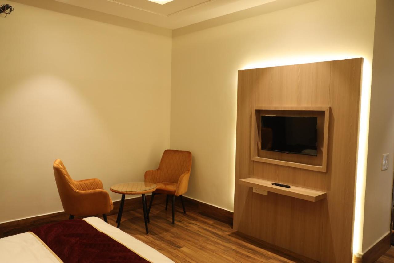 Hotel Crown Savoy, Near Railway Station & Guru Nanak Dev University Amritsar Esterno foto