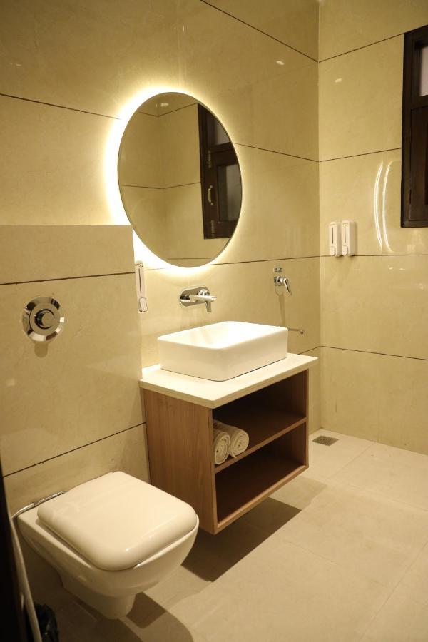 Hotel Crown Savoy, Near Railway Station & Guru Nanak Dev University Amritsar Esterno foto