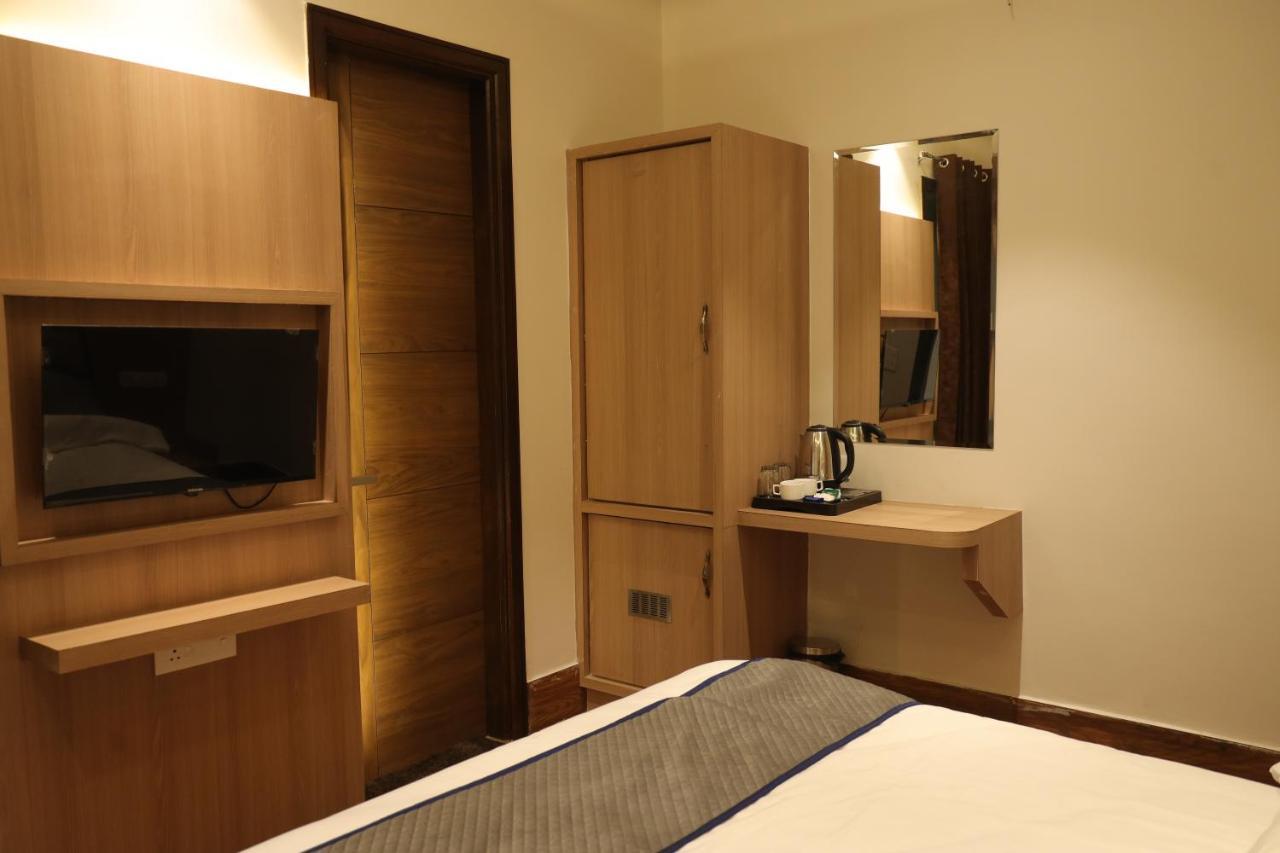 Hotel Crown Savoy, Near Railway Station & Guru Nanak Dev University Amritsar Esterno foto