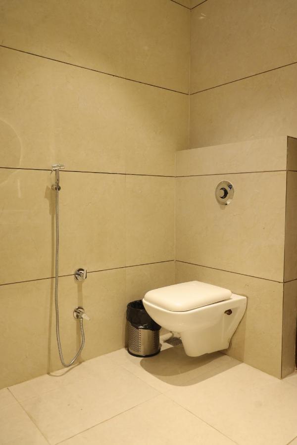 Hotel Crown Savoy, Near Railway Station & Guru Nanak Dev University Amritsar Esterno foto