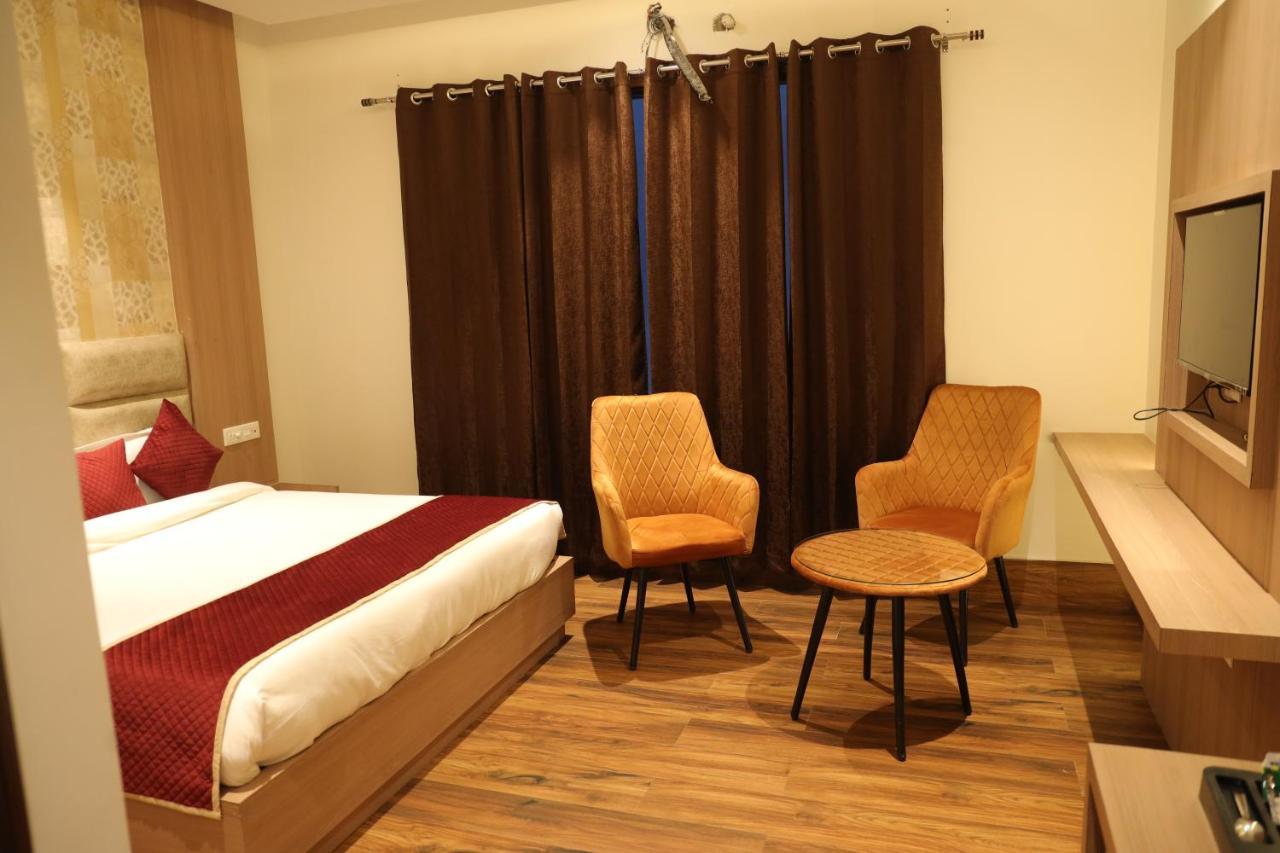 Hotel Crown Savoy, Near Railway Station & Guru Nanak Dev University Amritsar Esterno foto
