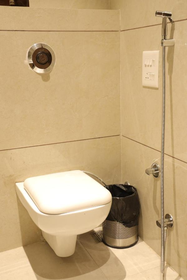 Hotel Crown Savoy, Near Railway Station & Guru Nanak Dev University Amritsar Esterno foto