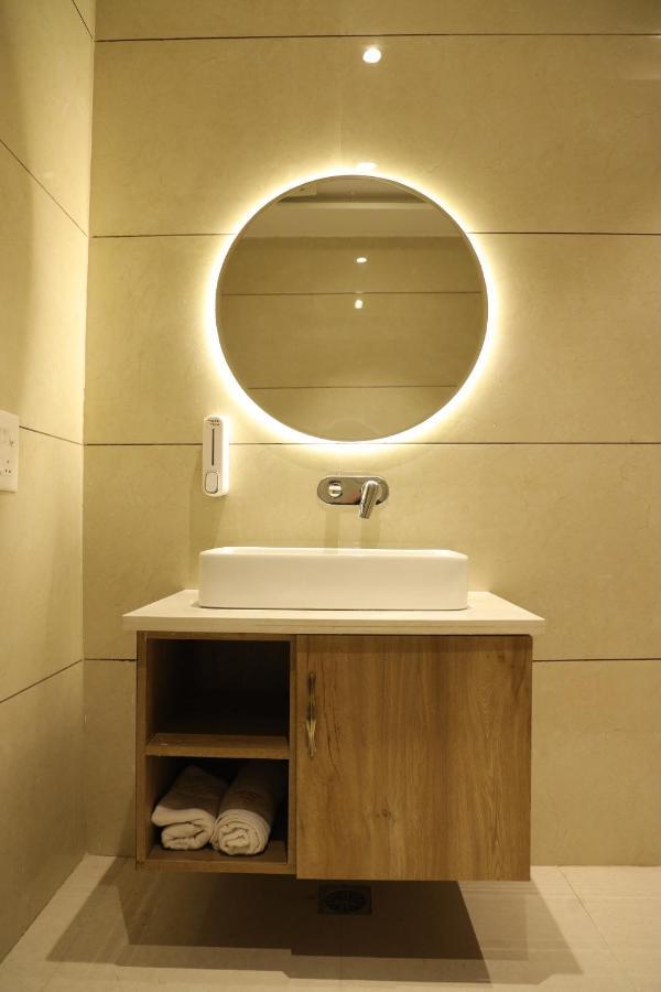 Hotel Crown Savoy, Near Railway Station & Guru Nanak Dev University Amritsar Esterno foto