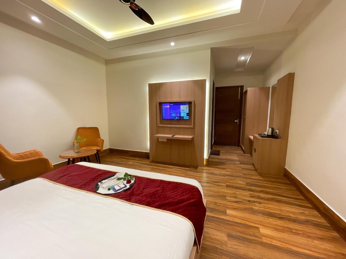Hotel Crown Savoy, Near Railway Station & Guru Nanak Dev University Amritsar Esterno foto