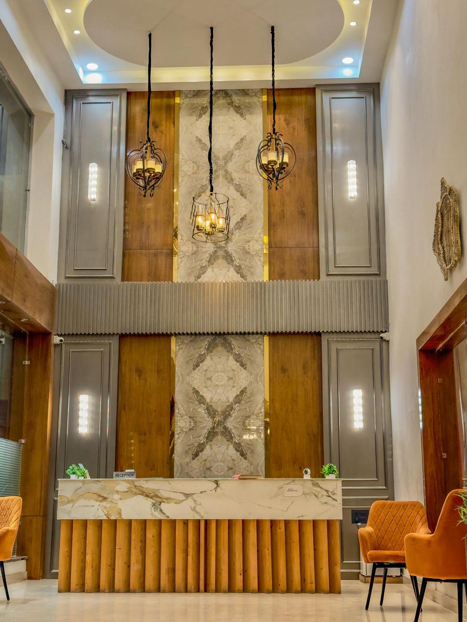 Hotel Crown Savoy, Near Railway Station & Guru Nanak Dev University Amritsar Esterno foto