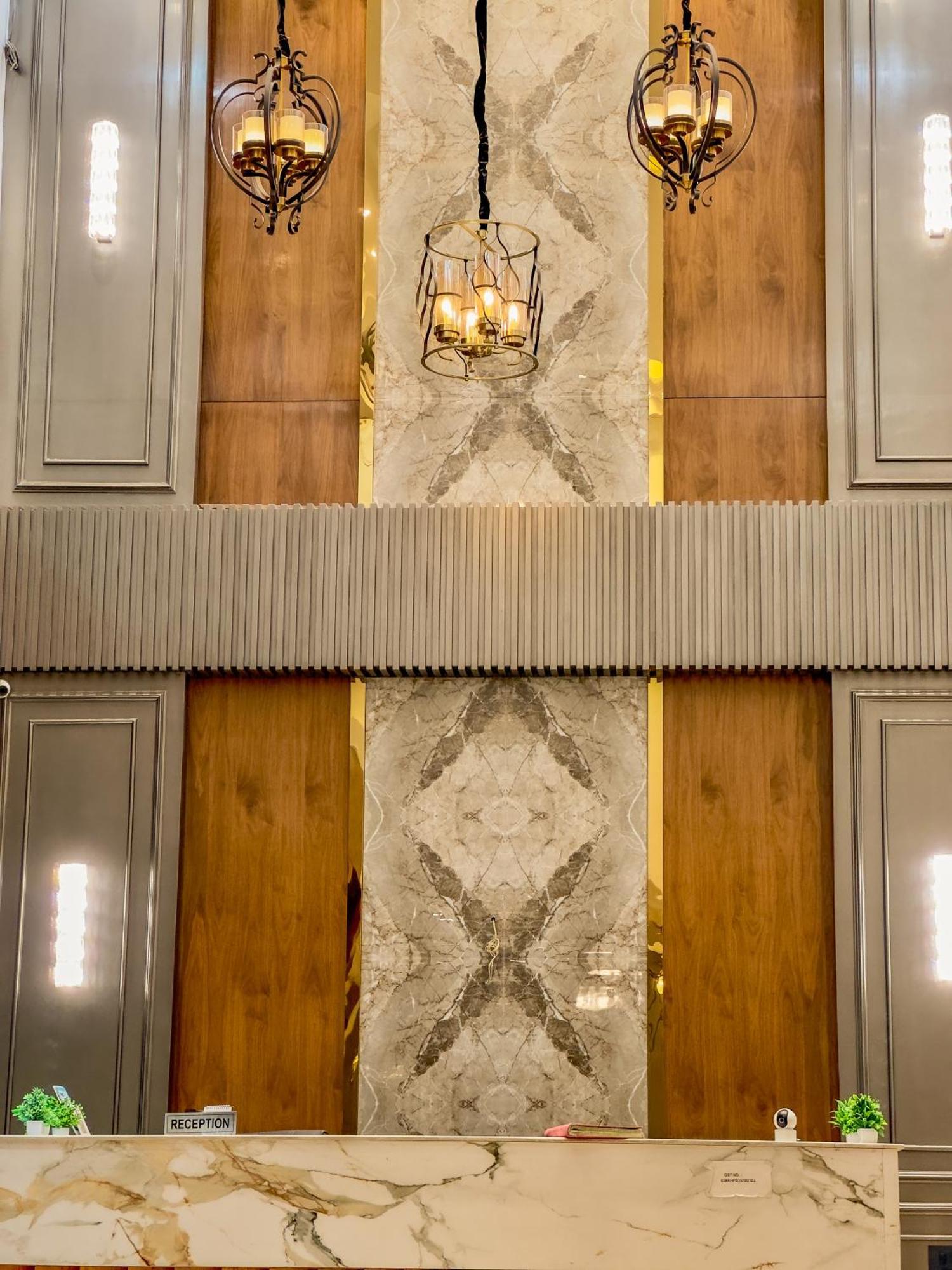 Hotel Crown Savoy, Near Railway Station & Guru Nanak Dev University Amritsar Esterno foto